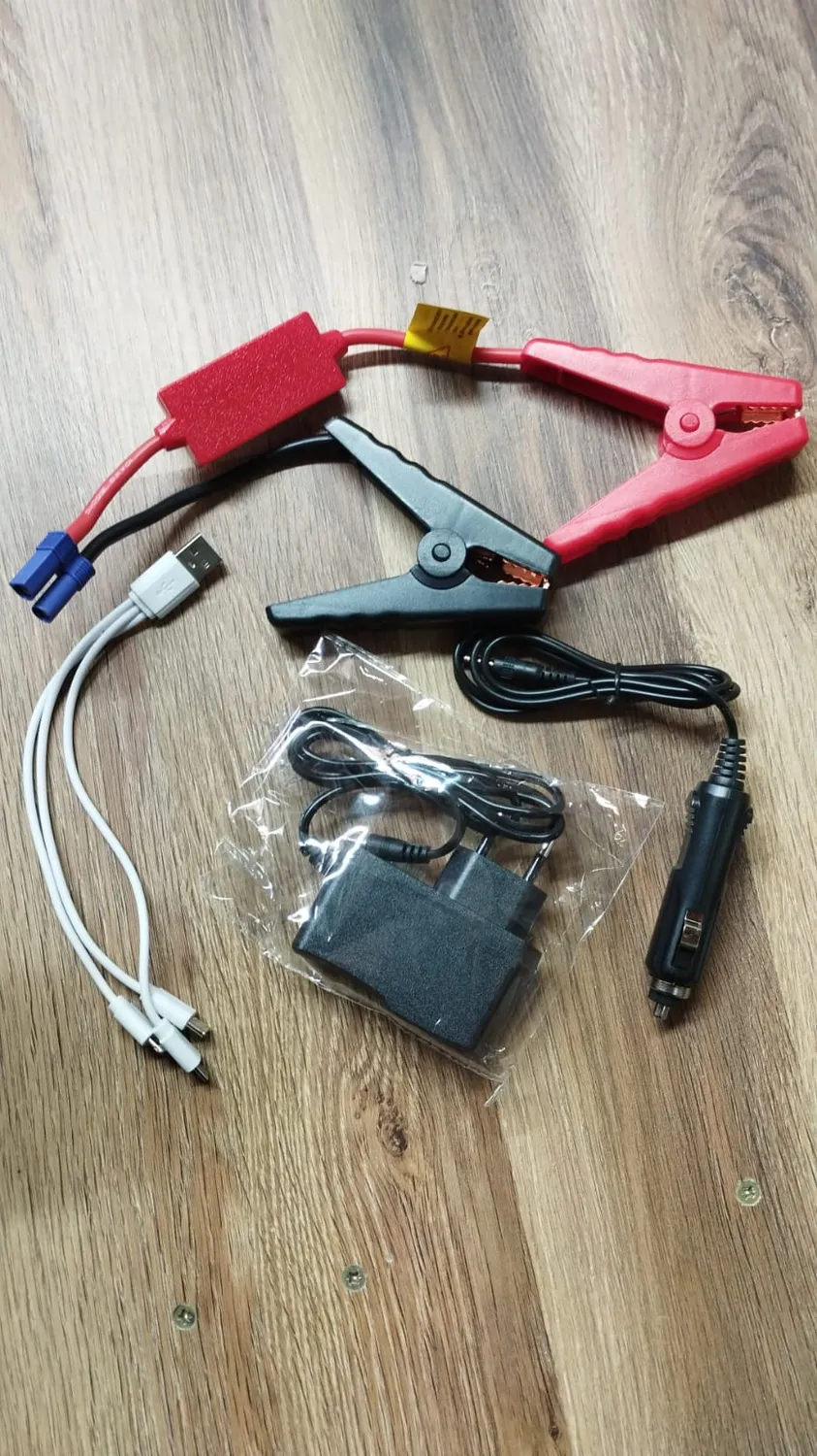 Adamanta 448 avviatore auto power bank 24000 mAh con torcia